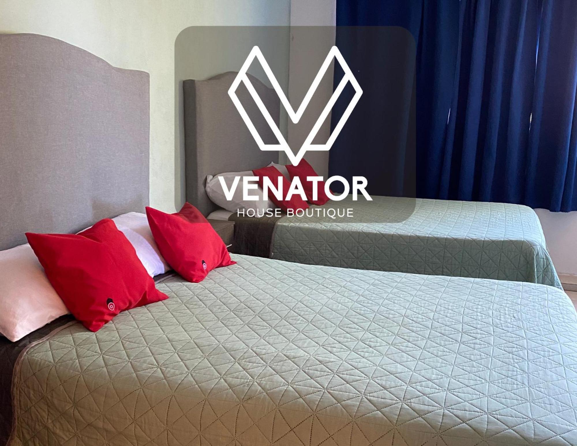 4 Venator House Boutique Aparthotel Leon Exterior photo